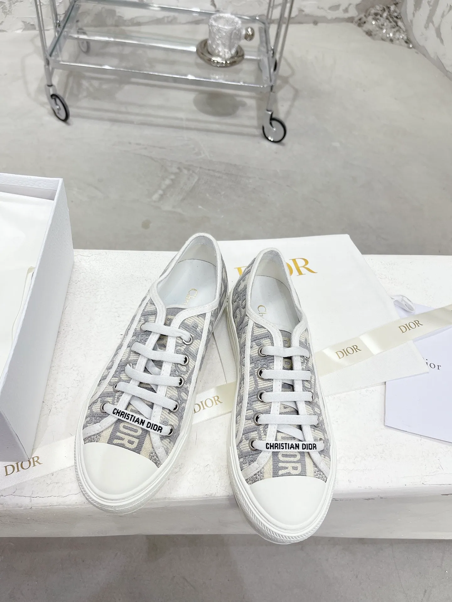 👟👟Ex-factory price 480👟👟 WALK N DIOR embroidered canvas shoes, flat casual shoes, Valentine's Day limited sneaker series, 100% cotton silk double-sided three-dimensional embroidery, hot sale in authentic stores, Ins star internet celebrity concave style show.  All materials of this shoe are original molds, right down to the hardware, laces, outsole, 👟👟 ex-factory price U mid-pad... The upper fabric is made of double-sided pure cotton silk three-dimensional electric embroidery. Each style looks colorful, but it does not make it difficult to match clothes. The entire series is like a piece of handicraft, unique!  ▪️Inner lining: full-grain mixed sheep silk sheepskin ▪️Foot pads: imported cowhide of the same color, comfortable to the feet ▪️My last style is exactly the same as Z👟👟 ex-factory price, welcome to compare. My color matching is complete, and the counter has a full set of packaging. Code number: 35-40 (women's model 41 is custom-made and cannot be returned or exchanged)